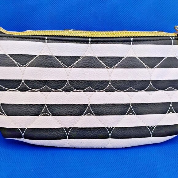 Betsey Johnson Small Wristlet Clutch black/pink, zip closure 9"X5" quilt pattern - Picture 2 of 4
